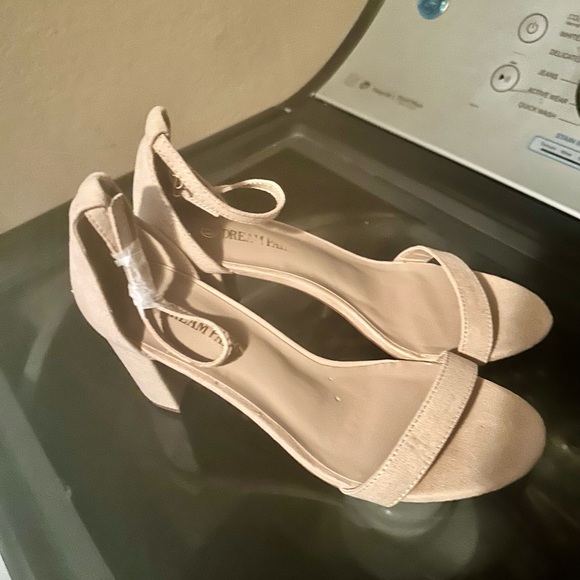 Beautiful shoes - Picture 3 of 3